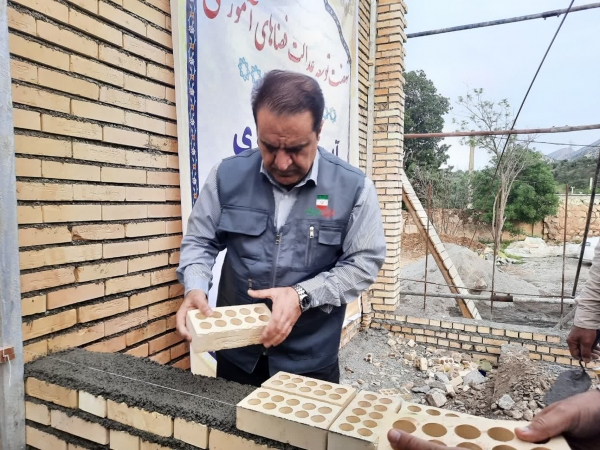 آیین خشت گذاری اولین مدرسه در قالب طرح نهضت توسعه عدالت فضاهای آموزشی در روستای زیفل شهرستان بدره با حضور دکتر کرمی استاندار ایلام
