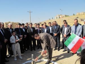 کلنگ ساخت مدرسه 6کلاسه مشارکتی بانک آینده در ایلام به زمین زده شد